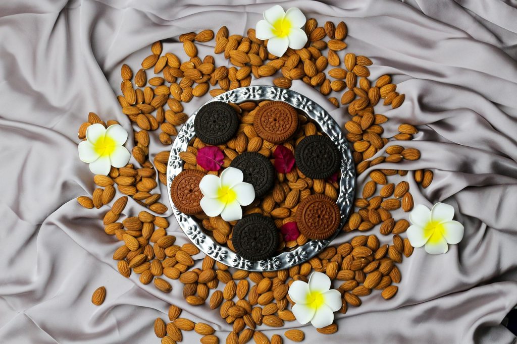 Biscuits Almonds Flat Lay Flowers - tamanna_rumee / Pixabay