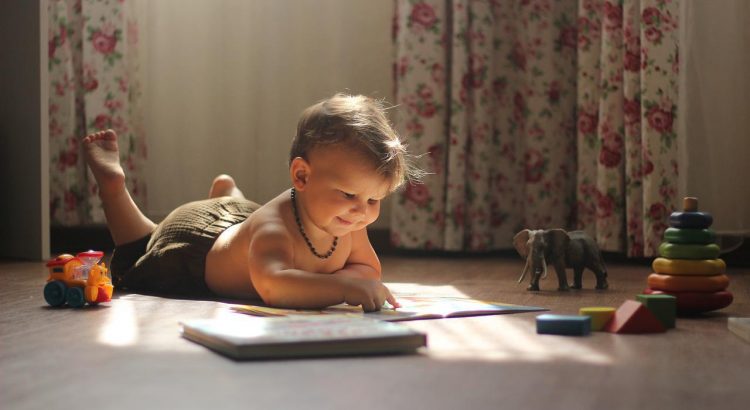 Baby Read Play Reading Playing  - katerinakucherenko / Pixabay
